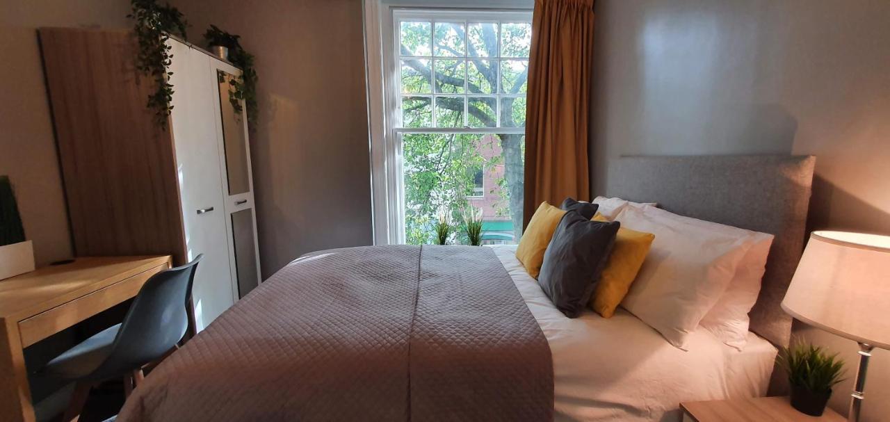 Darwin Stays - Service Accommodation In Newcastle Under Lyme City Centre 외부 사진