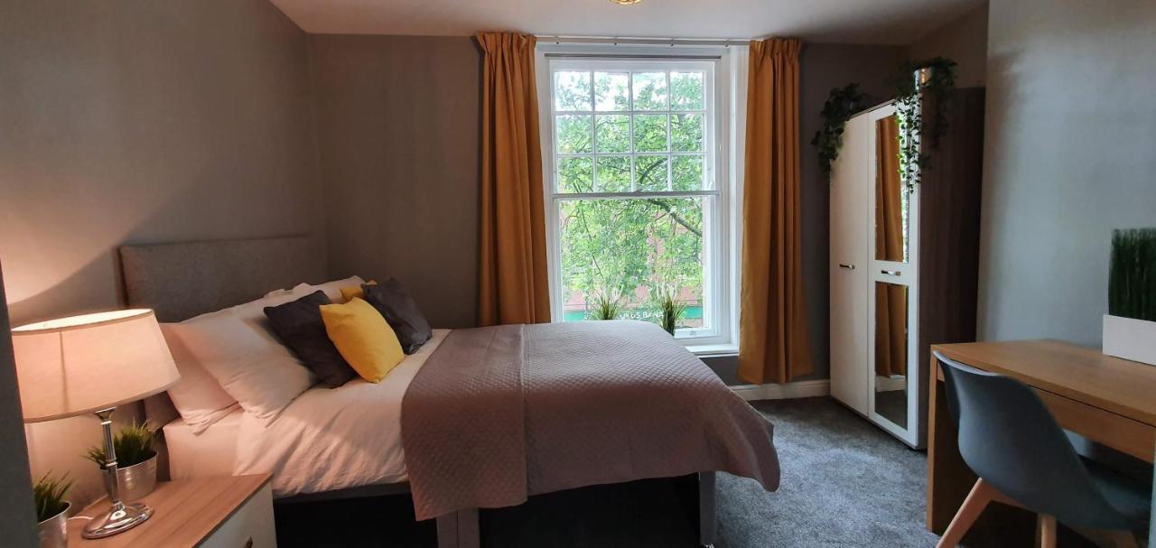 Darwin Stays - Service Accommodation In Newcastle Under Lyme City Centre 외부 사진