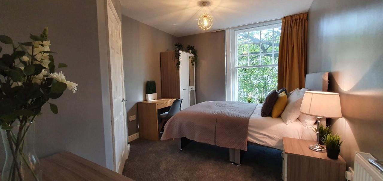 Darwin Stays - Service Accommodation In Newcastle Under Lyme City Centre 외부 사진