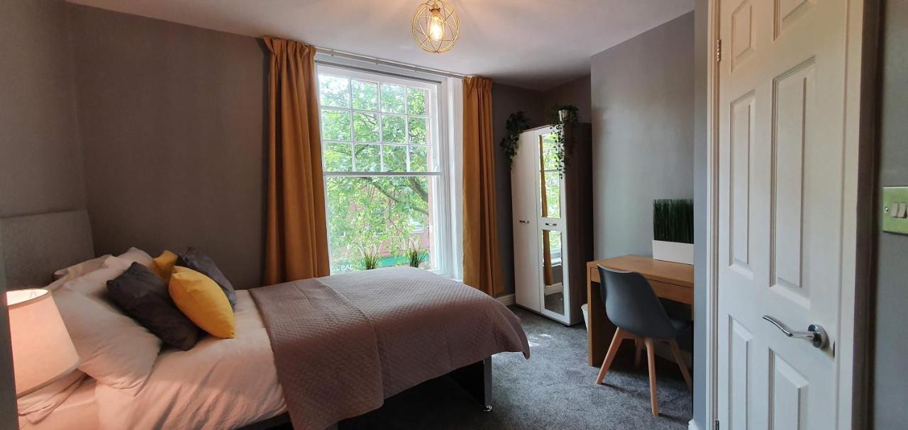 Darwin Stays - Service Accommodation In Newcastle Under Lyme City Centre 외부 사진