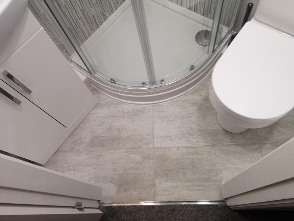 Darwin Stays - Service Accommodation In Newcastle Under Lyme City Centre 외부 사진