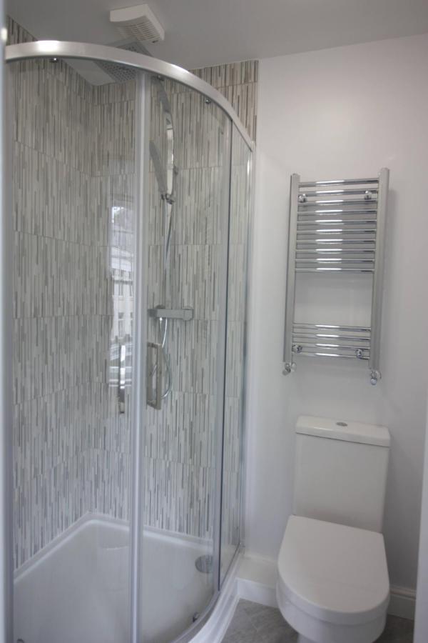Darwin Stays - Service Accommodation In Newcastle Under Lyme City Centre 외부 사진