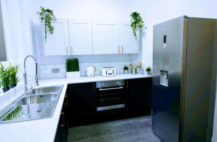 Darwin Stays - Service Accommodation In Newcastle Under Lyme City Centre 외부 사진