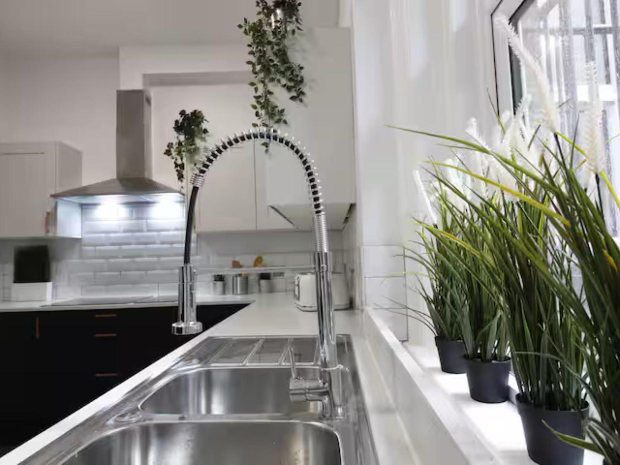Darwin Stays - Service Accommodation In Newcastle Under Lyme City Centre 외부 사진