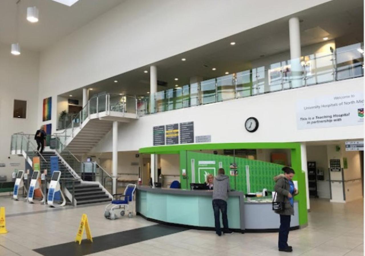 Darwin Stays - Service Accommodation In Newcastle Under Lyme City Centre 외부 사진
