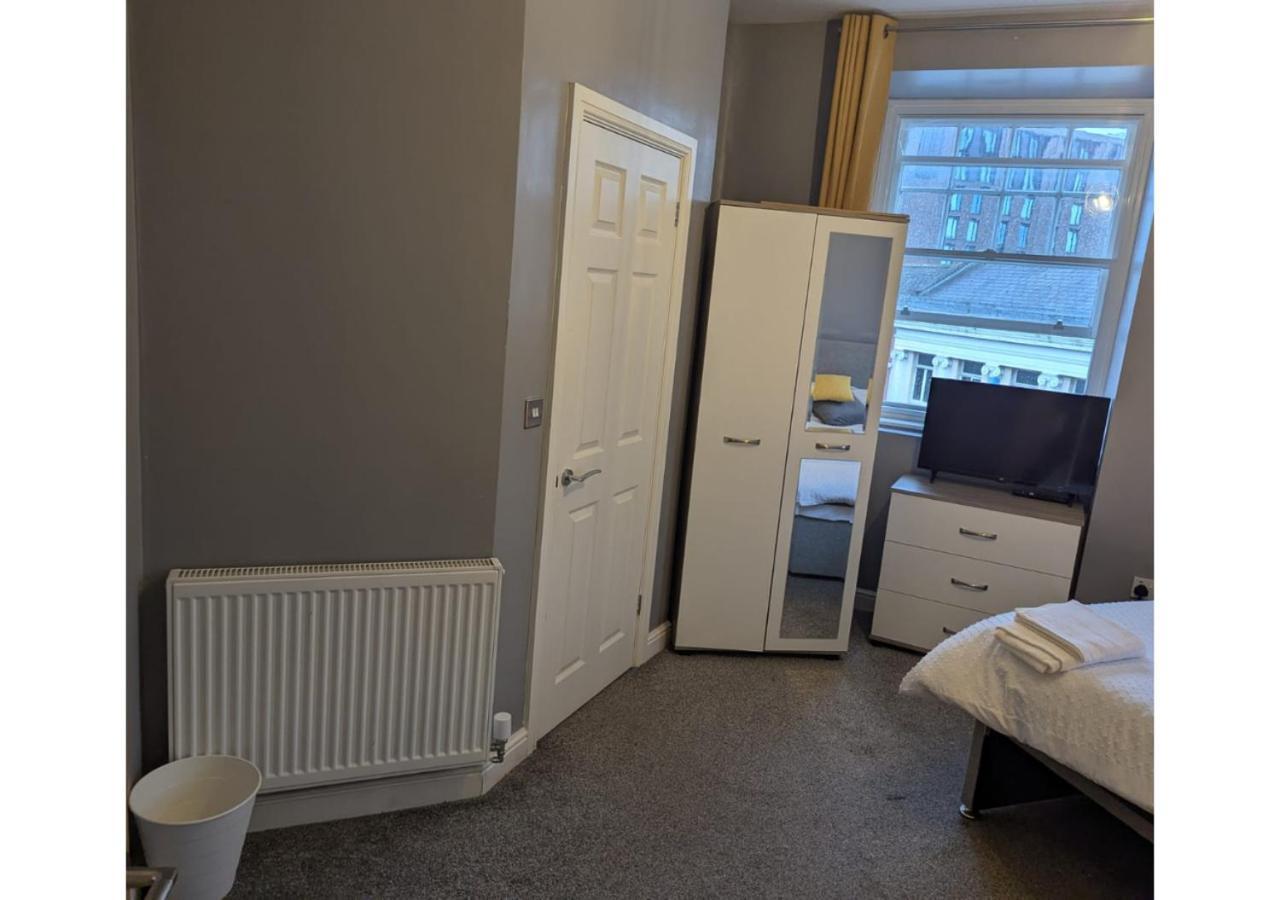Darwin Stays - Service Accommodation In Newcastle Under Lyme City Centre 외부 사진