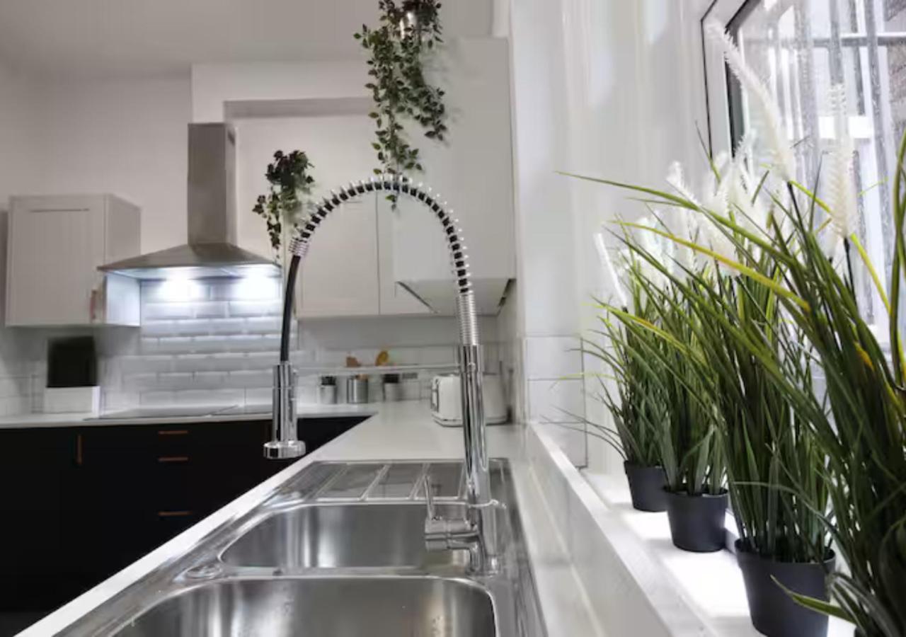 Darwin Stays - Service Accommodation In Newcastle Under Lyme City Centre 외부 사진
